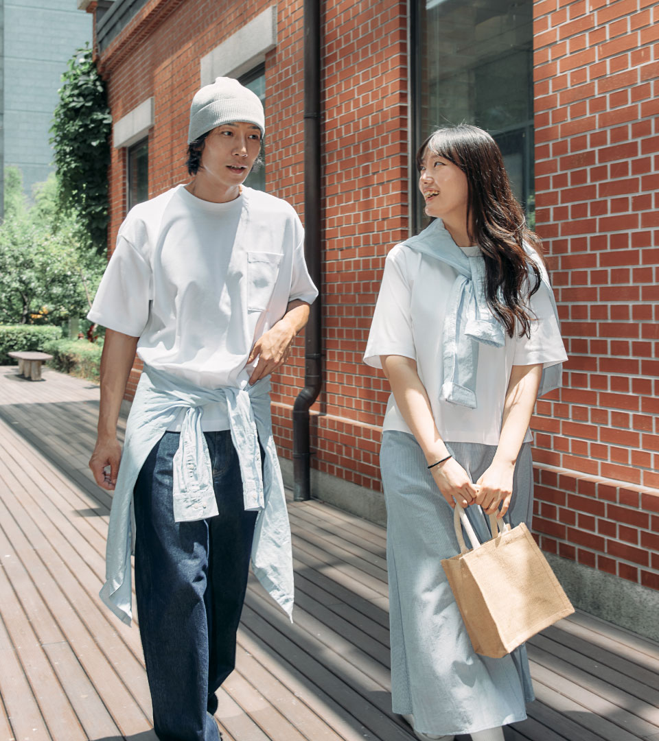 티셔츠 하나로 완성하는 여름 휴가룩 덥고 습한 올 여름, 어떤 상황에서든 다양하게 활용할 수 있는 반소매 티셔츠 스타일링을 만나보세요.