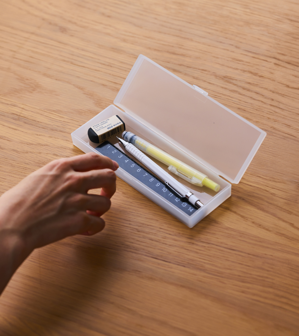 심플하고 견고한 무인양품 문구 시리즈 나를 가장 잘 보여주는 일상의 물건. 심플하고 견고해 오래도록 곁에 둘 수 있는 무인양품의 문구 시리즈를 소개합니다.