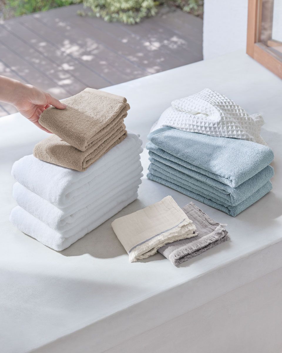 무인양품 타월 시리즈 흡수성이 좋고 촉감이 부드러운 수건을 일상에서 사용하기 좋은 색상과 사이즈로 준비했습니다.