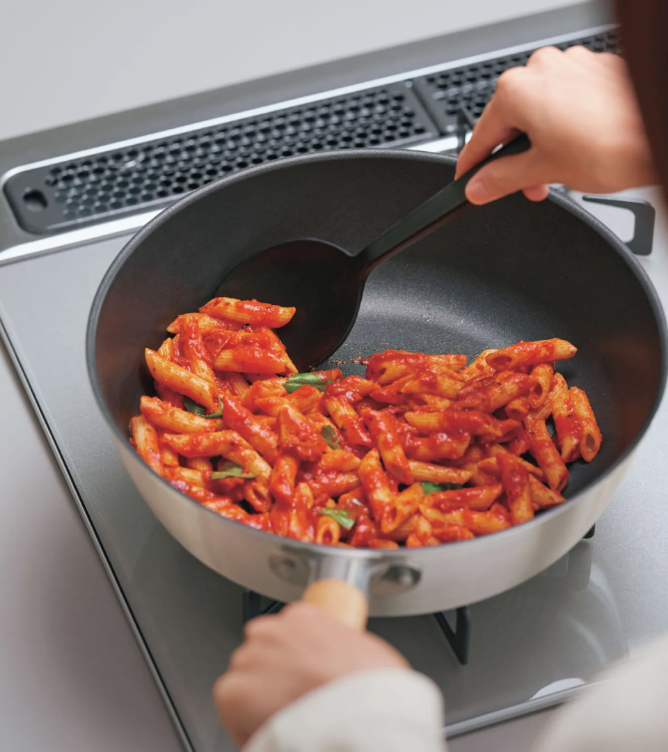 조리도구 · 식기 시리즈 맛있는 음식, 즐거운 식사 시간을 만드는 방법. 편리하고 내구성이 좋은 조리도구부터 어떤 음식에도 조화롭게 어울리는 식기까지.