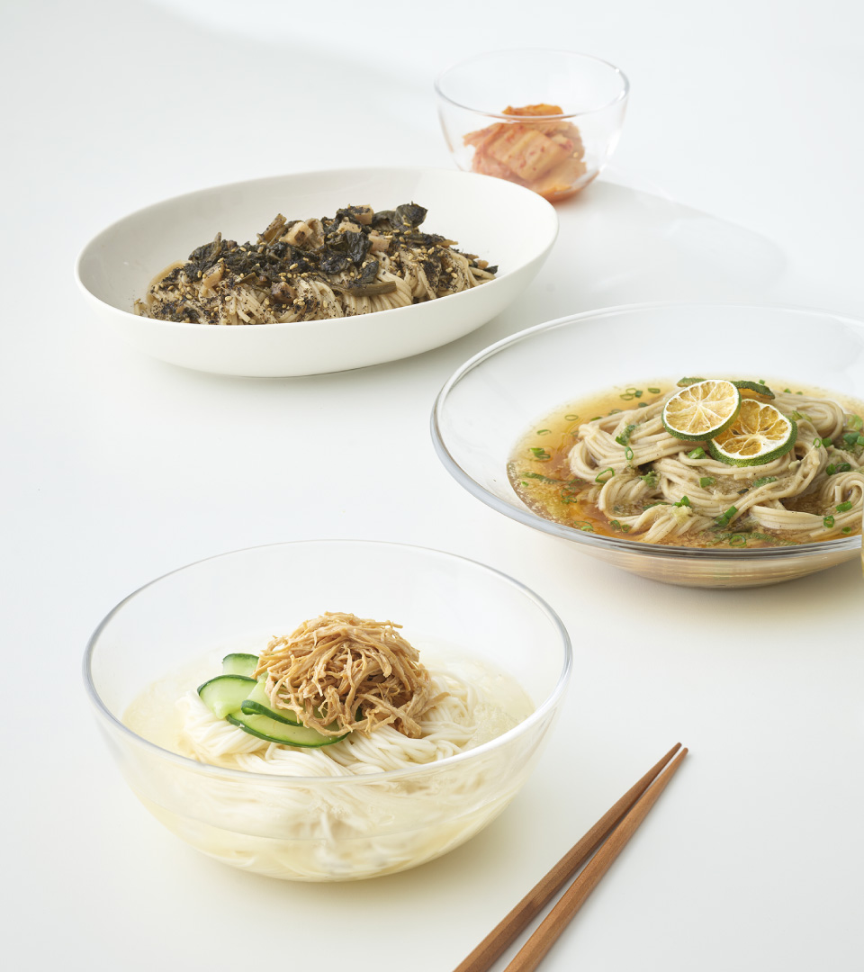재료 본연의 맛을 살린 국수 시리즈 지역에서 자라나는 재료 본연의 맛과 정성을 그대로 담았습니다. 전국 곳곳 다양한 맛의 국수를 집에서 간편하게 만나보세요.
