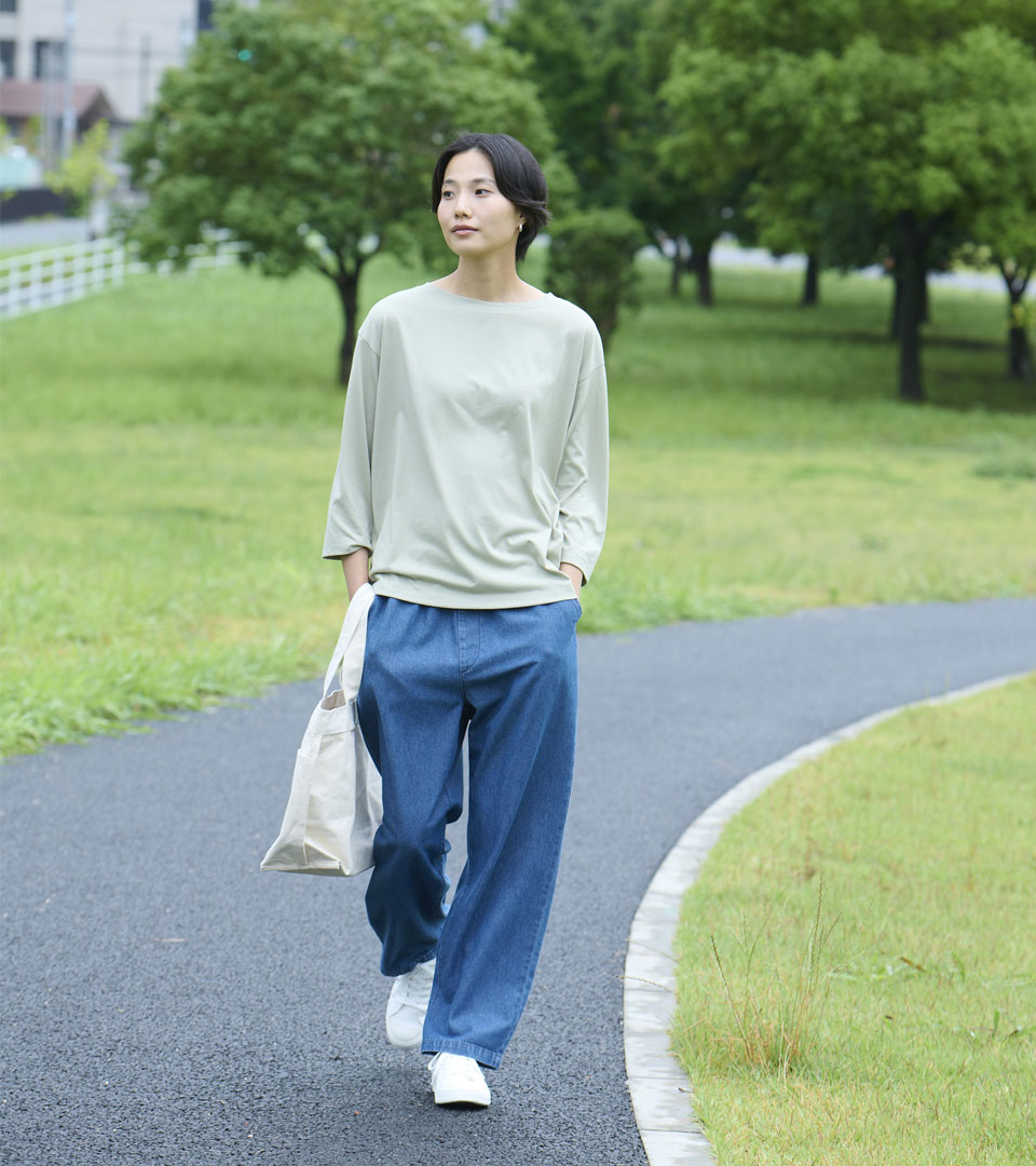 편안한 일상을 위한 데일리 팬츠 편안한 착용감과 동시에 스타일도 놓치지 않은 이지 팬츠! 허리 고무 밴딩으로 체형에 관계없이 편안하게 착용할 수 있습니다.